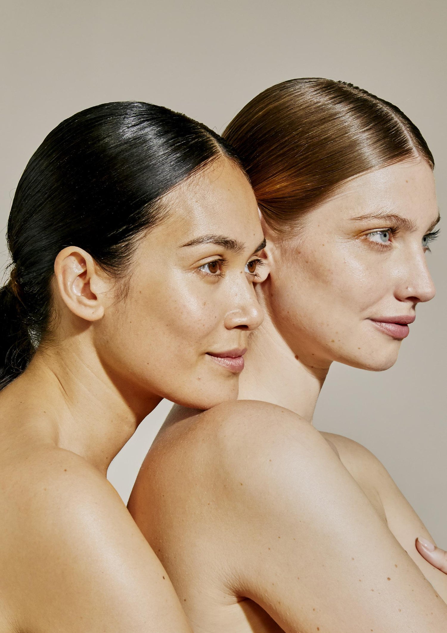 deux femmes qui regarde aux loins 